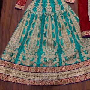 Used once women’s fancy Indian/Pakistani skirt and blouse size S